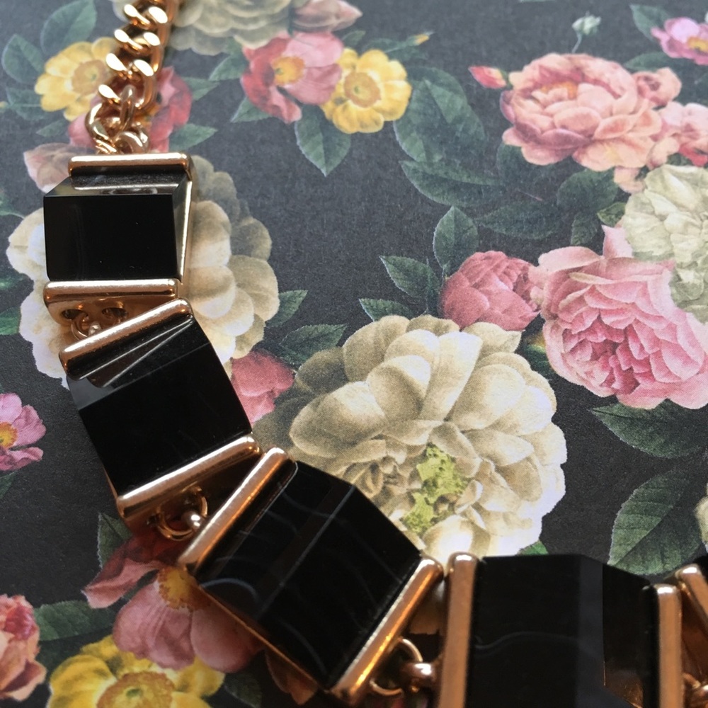 Black and gold geometric necklace - Picture 3 of 3